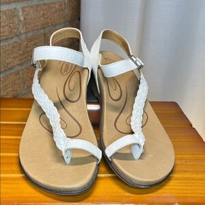 Aetrex Evie women's braided thong sandals in white. EU 39 / US 8.5